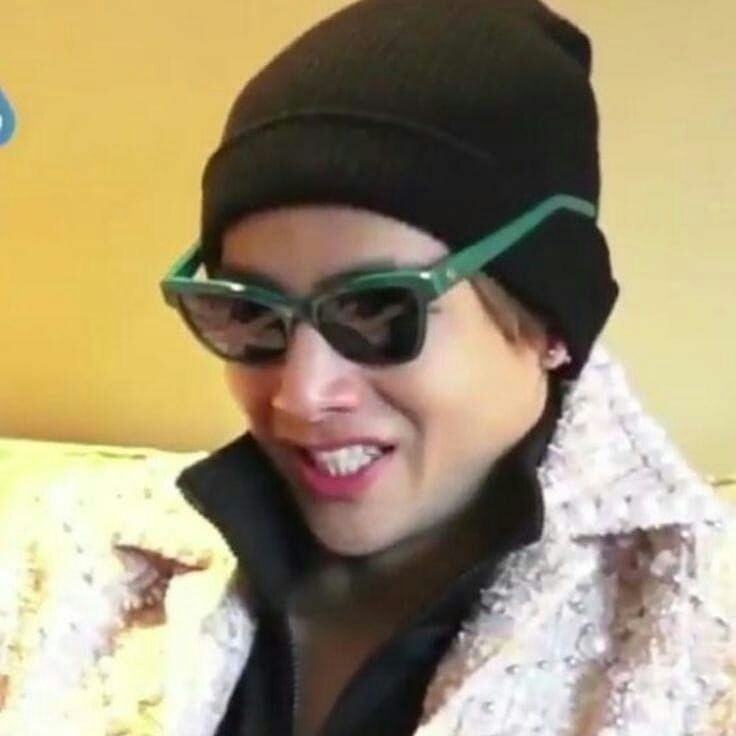 Joonie_neha7's tweet photo. Kim Taehyung being 
a comedian ;
   - A hilarious thread ;(part-2) https://t.co/ri29EZhRxK