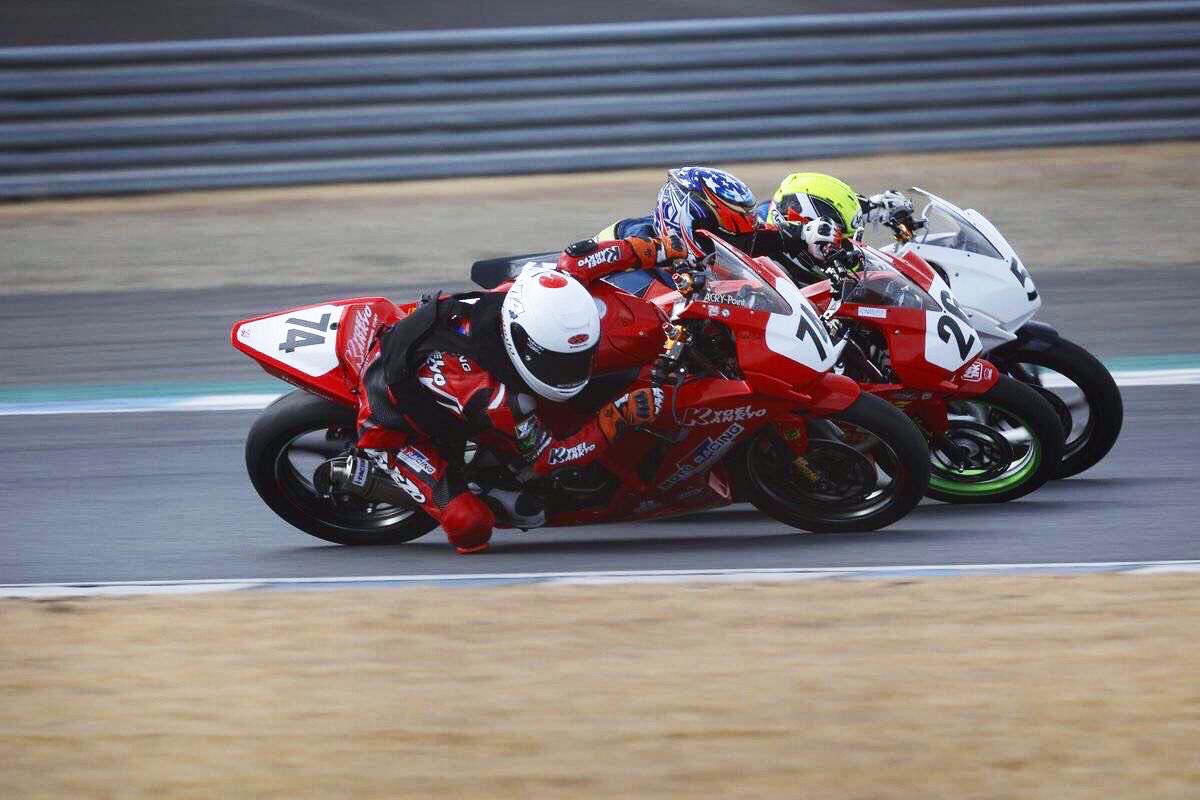 suggy12462848's tweet photo. #2022年 #モテギロードレース
#第一戦 #st250s #エターナル #26 #決勝 #1コーナー
#スリーワイド https://t.co/MU7vPLPTnQ