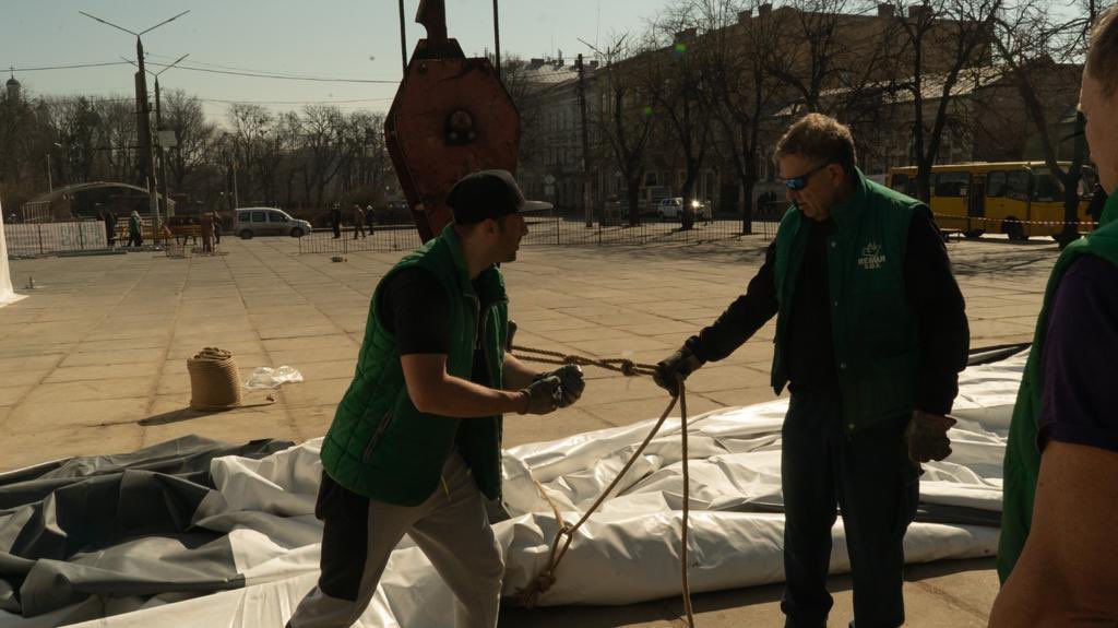 OngRemar's tweet photo. Voluntarios de Remar S.O.S y @mensajeros_la prosiguen con el montaje de la tienda, en Chernivstí (Ucranía)#remarsos #ayudarefugiados #ucrania #rumania https://t.co/myG3hNalRb