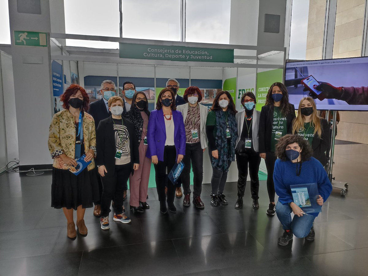 fplarioja's tweet photo. 🚨 La presidenta @ConchaAndreu en el stand de @fplarioja en el que os resolverán todas las preguntas que tengáis
@lariojaorg #aprendealolargodelavida #fpintegrada https://t.co/S0uh3ul73T