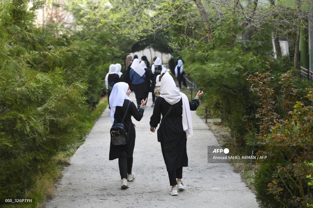 AFPphoto's tweet photo. Heartbreak as Afghan girls ordered home just hours after schools reopen. #AFP https://t.co/0Q0nhiBBya