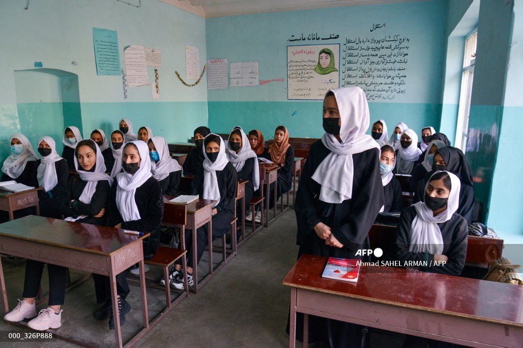 AFPphoto's tweet photo. Heartbreak as Afghan girls ordered home just hours after schools reopen. #AFP https://t.co/0Q0nhiBBya