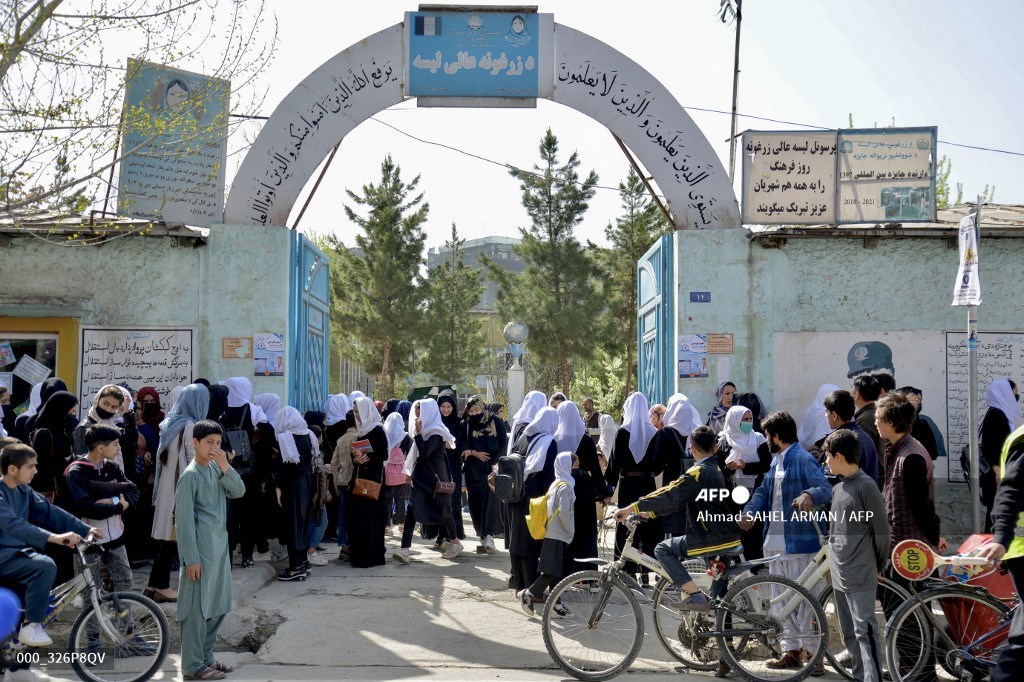 AFPphoto's tweet photo. Heartbreak as Afghan girls ordered home just hours after schools reopen. #AFP https://t.co/0Q0nhiBBya