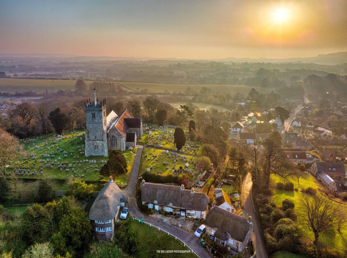 Dawn this morning over the quintessentially English village of Godshill on The Isle Of Wight. Shot on the DJI Mavic 3 ©
#IsleofWight #spring