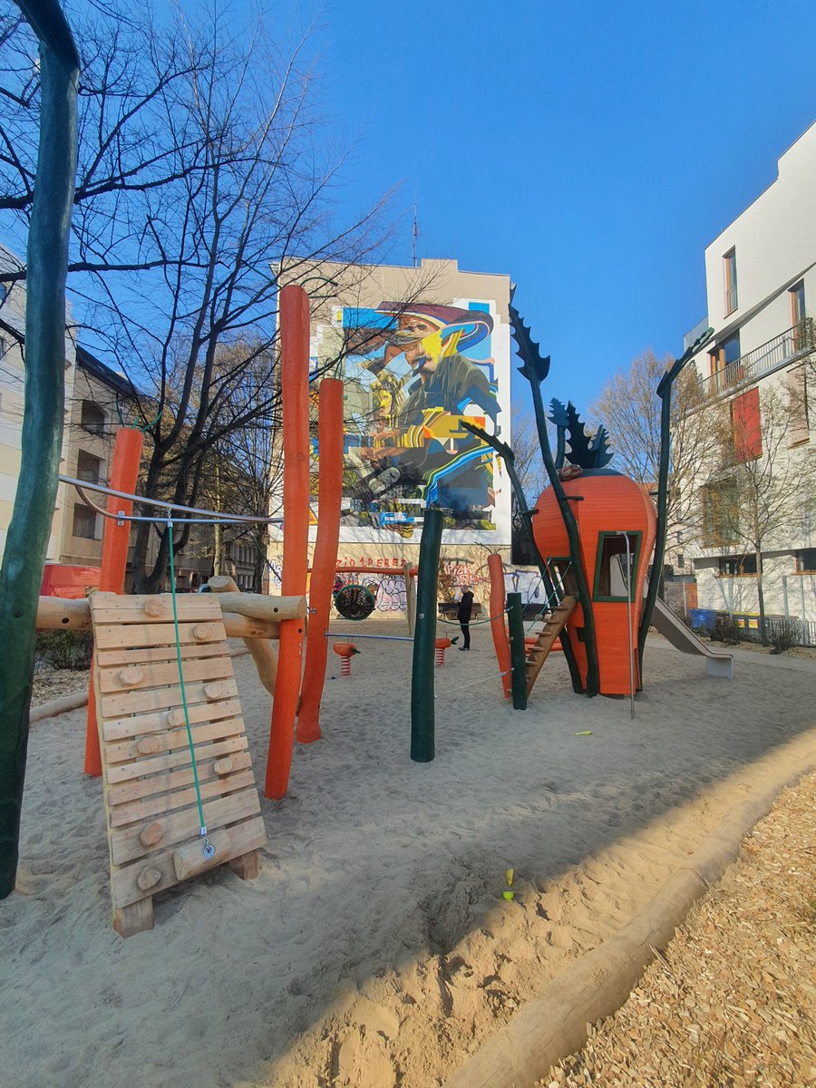 #Neukölln hat jetzt einen Möhrchenspielplatz. Mit Mittel aus dem KinderSpielplatzSanierungsProgramm wurde der Spielplatz an der Ecke Herrnhuter Weg/Richardstraße in #Rixdorf neu gestaltet und gestern zum Spielen &amp; Entdecken frei gegeben.