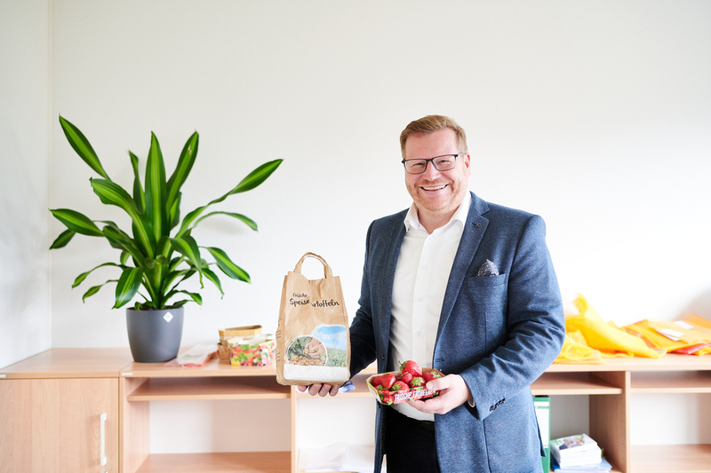 „Wir gestalten Verpackungen so klimaneutral wie möglich.“ Im Interview, bit.ly/3qswjed, mit <a href="/Fruchthandel/">Fruchthandel Magazin</a> Magazin erklärt Martin Schenk, NNZ-Geschäftsführer Deutschland, wohin die Reise im Bereich der Verpackungen gehen wird und welche Strategie NNZ dabei verfolgt.