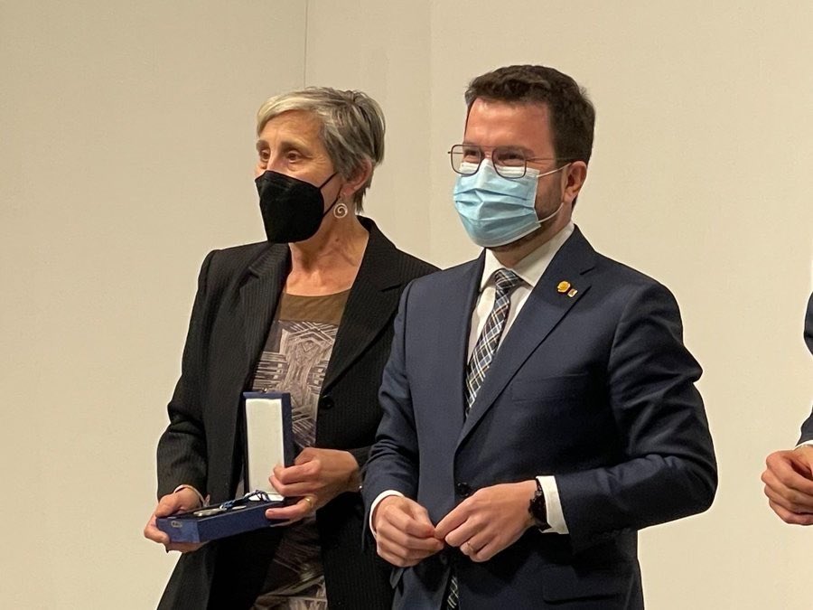 Ahir el <a href="/govern/">Govern de Catalunya</a> va distingir la Doctora Rosa Almirall amb la Medalla Macià.

Un reconeixement a la seva vida professional dedicada a la defensa dels #DretsSexuals i Reproductius de les #dones i a la seva tasca pionera en l’acompanyament de les persones #trans* al Servei Trànsit.