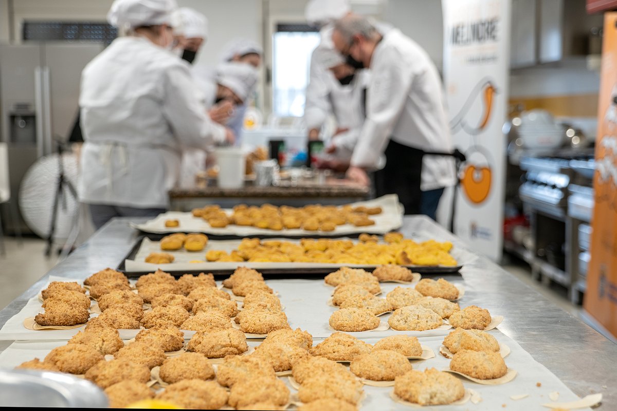 festadomelindre's tweet photo. 📸Sabroso resultado na @EfaPineiral de Arzúa! 😋
Grazas alumnado do ciclo de panadaría, repostaría e confeitaría e Alberto Rodríguez, presidente da Asociación Melide Terra Doce! 🤩
#Obradoiros 👩‍🦰🧑‍🎓‍
#ReposteríaTradicional #Melide #Melindres #Ricos #Amendoados #FestadoMelindre https://t.co/HvsoUYsobK