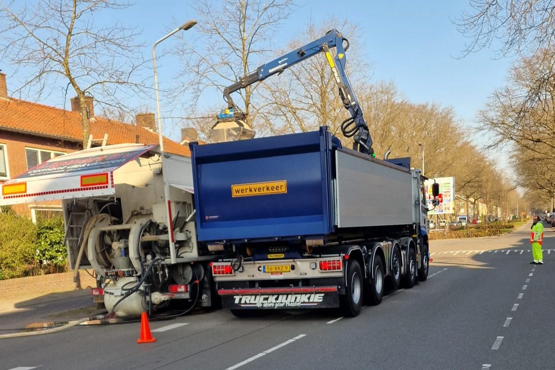 We zijn hier voor Triton Pools aan het werk in Hilversum.