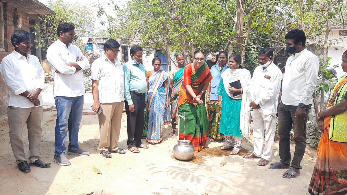 mb_telangana's tweet photo. #MissionBhagiratha Superintending Engineer Sri L.Ramchand and his team inspected status of water supply in Peechara of Velair(m) in Hanamkonda district along with local bodies and conducted awareness on MB water consumption to children and public.

@SmitaSabharwal @DayakarRao2019 https://t.co/CMRC4ltGKw