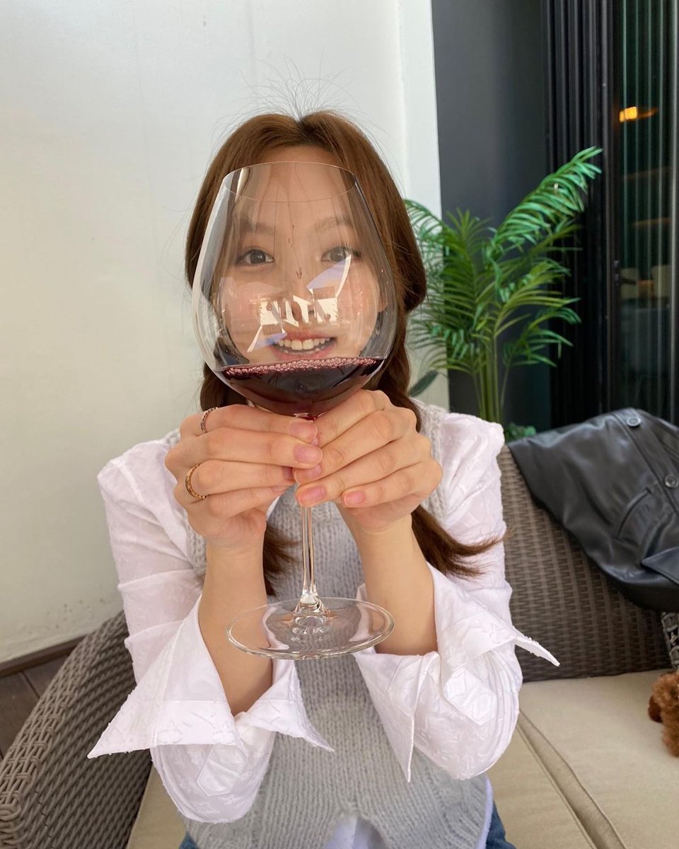 naeyouna's tweet photo. No champagne, no problems, we had red wine instead! 🍷 https://t.co/VdFe8wcPL8