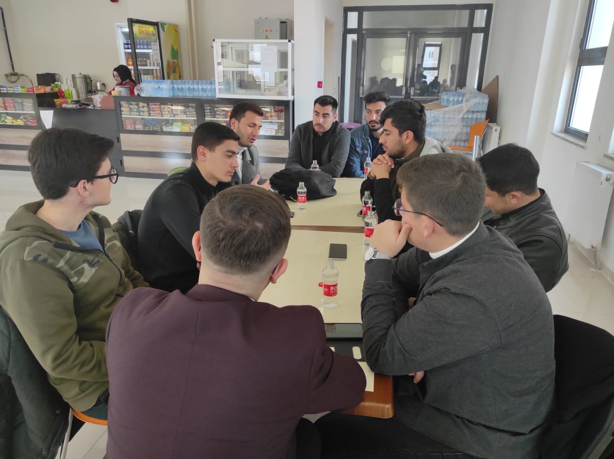 Üniversite Teşkilatımız ile İslami ilimler fakültesi kantininde haftalık kantin sohbetimizi Yusuf KAPLAN hocamızın "Yeni Dünya Düzeni Arayışları ve Osmanlı Ruhu" adlı köşe yazısını okuyup üzerinde istişarelerde bulunduk. 
Sizleride aramızda görmek isteriz, bir kantin uzaktayız.