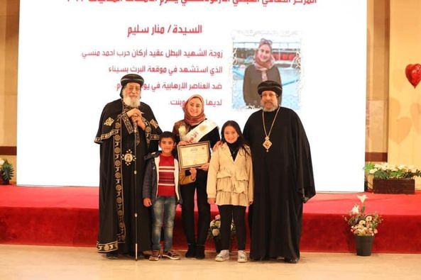 AlshfyRaft's tweet photo. قداسةالبابا تواضروس قادم بتكريم زوجات الابطال الشهداء العقيد أحمد منسى والرائد احمد المناع https://t.co/1dDoQEzCxF