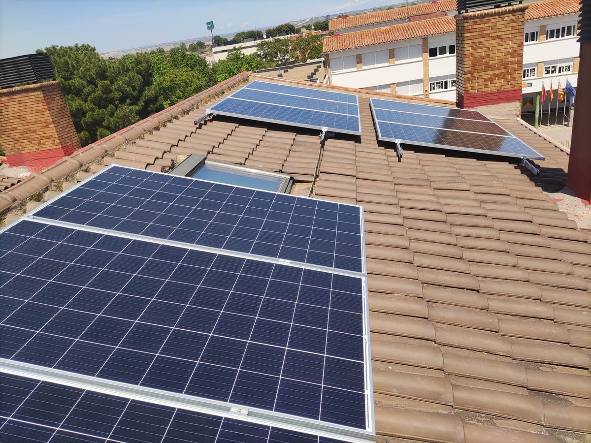 Apuesta por que el sol sea tu energía principal.
Colaborarás a un mundo más sostenible a la vez que darás una mayor rentabilidad a tu negocio o vivienda.
Entra en el mundo de las energías limpias