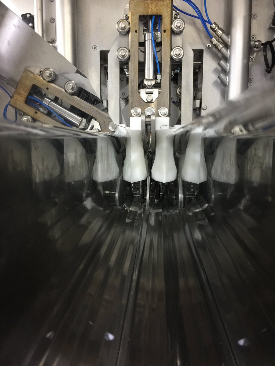 Braal_convey's tweet photo. Do you ever wonder how it is that the salmon you buy and serve always ends up in the supermarket in equal slices?
Partly due to the use of plastic moulds during the cutting process, developed by Braal, fish producers worldwide come to perfect products https://t.co/4MMahT9ctK