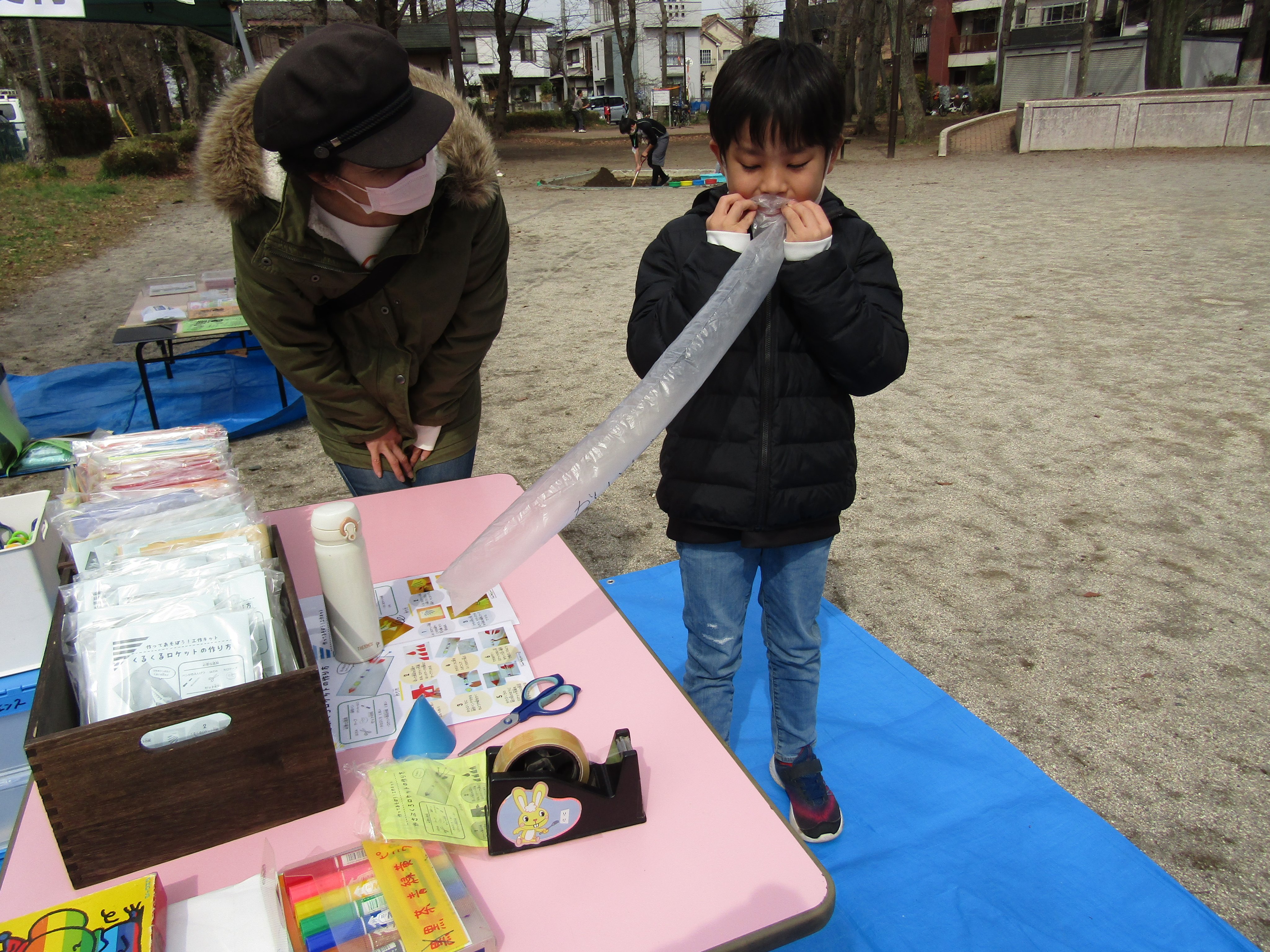 新座市児童センター 工作コーナーで傘袋ロケットを作って飛ばしたり 2歳から5年生の小学生まで栗原公園に集まった全員で 公園内に隠された動物やお宝を探し 得点が高い子がチャンピオンとなる ハンターゲーム ももりあがりました 小さい子から小学生