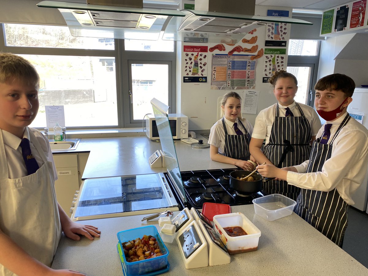 EFLC_PE's tweet image. Healthy sweet &amp;amp; sour chicken today in @ebbwfawr yr7s PE &amp;amp; Catering … a great fuel for staying fit and healthy #wellbeing #foodforfitness #newcurriculum