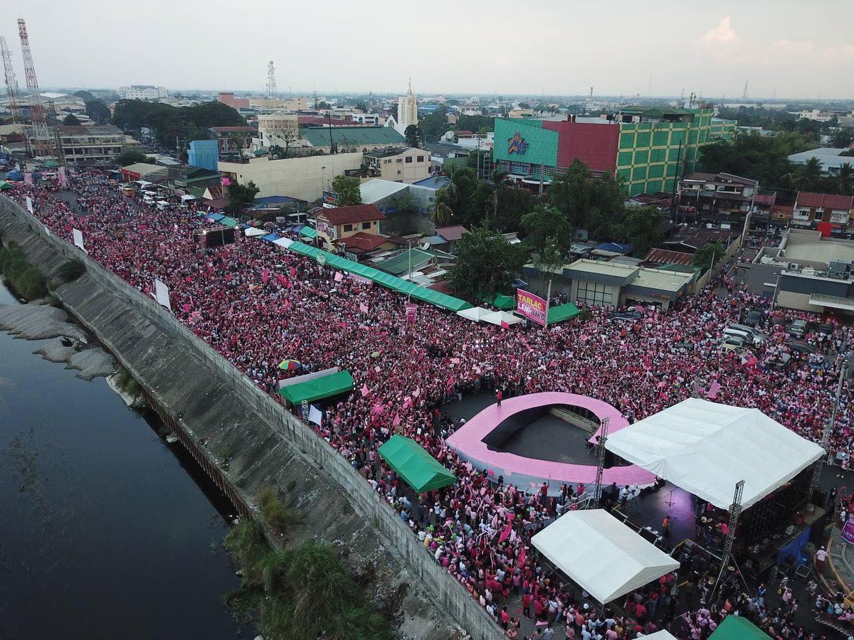 JervisManahan's tweet photo. Drone shot of Tarlac's 'Puso' Grand People's Rally of Team Leni-Kiko. So far, local organizers estimate around 35,000 people in attendance. #Halalan2022

@ABSCBNNews https://t.co/T7TW5voM6m