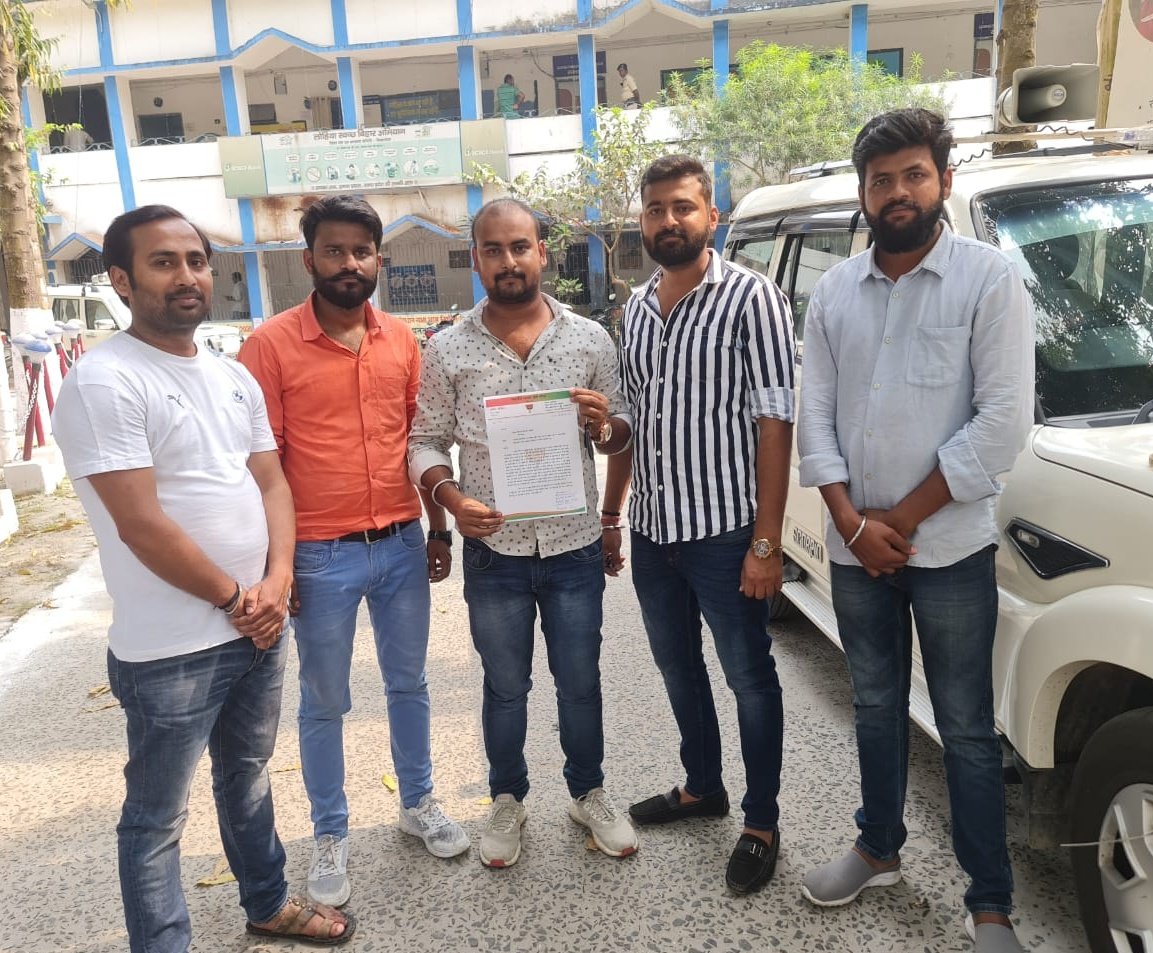 ankitkbjym's tweet photo. देश के लिये जीवन देकर हमेशा के लिये एक आदर्श बनकर युवाओं को प्रेरणा देने वाले भारत माता के वीर सपूत #शहीदेआजमभगतसिंह राजगुरु एवं सुखदेव जी की आदमकद प्रतिमा केलटेक्स चौक पर शीघ्र स्थापित करने की मांग को लेकर किशनगंज जिला पदाधिकारी को मांग पत्र सौपा।
#शहीद_दिवस @BJYM @tarkishorepd https://t.co/5Fj3GxOXPU
