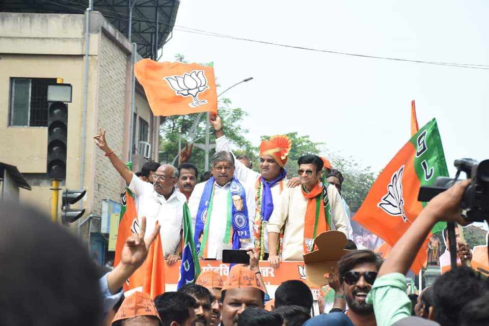 dbmahadik's tweet photo. कोल्हापूर उत्तर विधानसभा पोटनिवडणुकीसाठी भाजप आणि मित्रपक्षांचे उमेदवार @NanaKadam1771 यांचा अर्ज आज मोठ्या उत्साहात आणि विजयी हुंकार भरत दाखल केला. आजची गर्दी आणि कोल्हापूरकरांचा उत्साह ही या विजयाची नांदीच आहे. यावेळी प्रदेशाध्यक्ष मा. @ChDadaPatil प्रमुख उपस्थित होते. https://t.co/7nuH4Gi4HJ