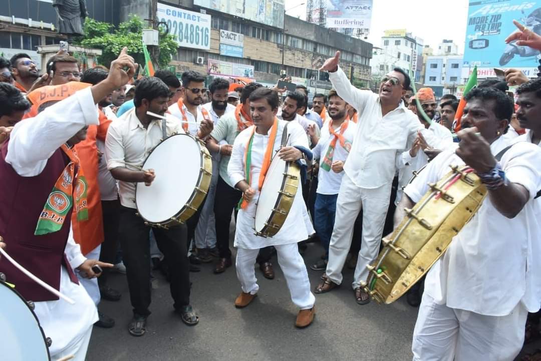 dbmahadik's tweet photo. कोल्हापूर उत्तर विधानसभा पोटनिवडणुकीसाठी भाजप आणि मित्रपक्षांचे उमेदवार @NanaKadam1771 यांचा अर्ज आज मोठ्या उत्साहात आणि विजयी हुंकार भरत दाखल केला. आजची गर्दी आणि कोल्हापूरकरांचा उत्साह ही या विजयाची नांदीच आहे. यावेळी प्रदेशाध्यक्ष मा. @ChDadaPatil प्रमुख उपस्थित होते. https://t.co/7nuH4Gi4HJ