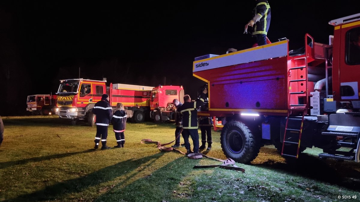 SecCivileFrance's tweet photo. 🌳🔥#FeuDeForêt à La Breille-les-Pins (49) : 63 sapeurs-sauveteurs de l'@uiisc1 mobilisés depuis hier en appui des 230 sapeurs-pompiers des @SDIS_49, @sdis37 &amp; @SDIS_72.
⏱️Après une nuit de lutte, le feu qui a parcouru 170 ha est fixé, les opérations d'extinction se poursuivent. https://t.co/ARCLIWlU6X