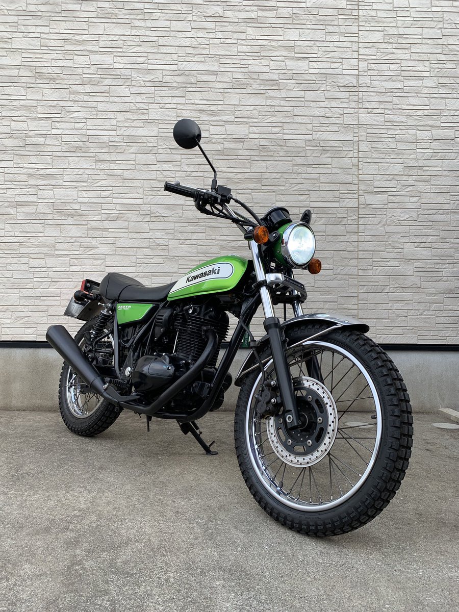 CB750four_1970's tweet photo. カワサキ　250TR FI
売ります‼️
2011年式　キャンディーライムグリーン
自賠責保険付き（令和4年6月まで）
3月末まで30万円一括のみです‼️
気になる方はDMお願いします🙇‍♂️ https://t.co/B4V9giWfiG