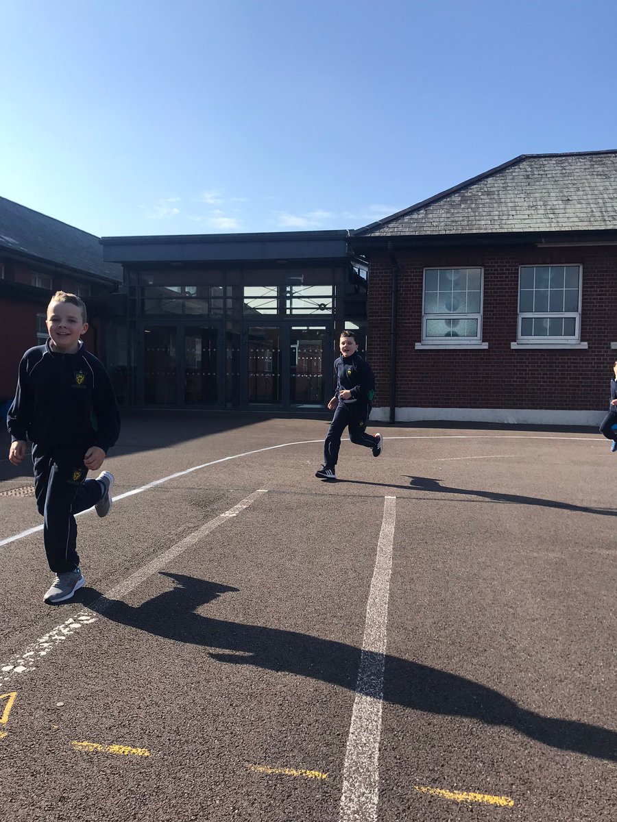 BunscoilC's tweet photo. 2nd Class on their way to @CrokePark as part of @ActiveFlag #runaroundIreland challenge https://t.co/WFhhWfwctS