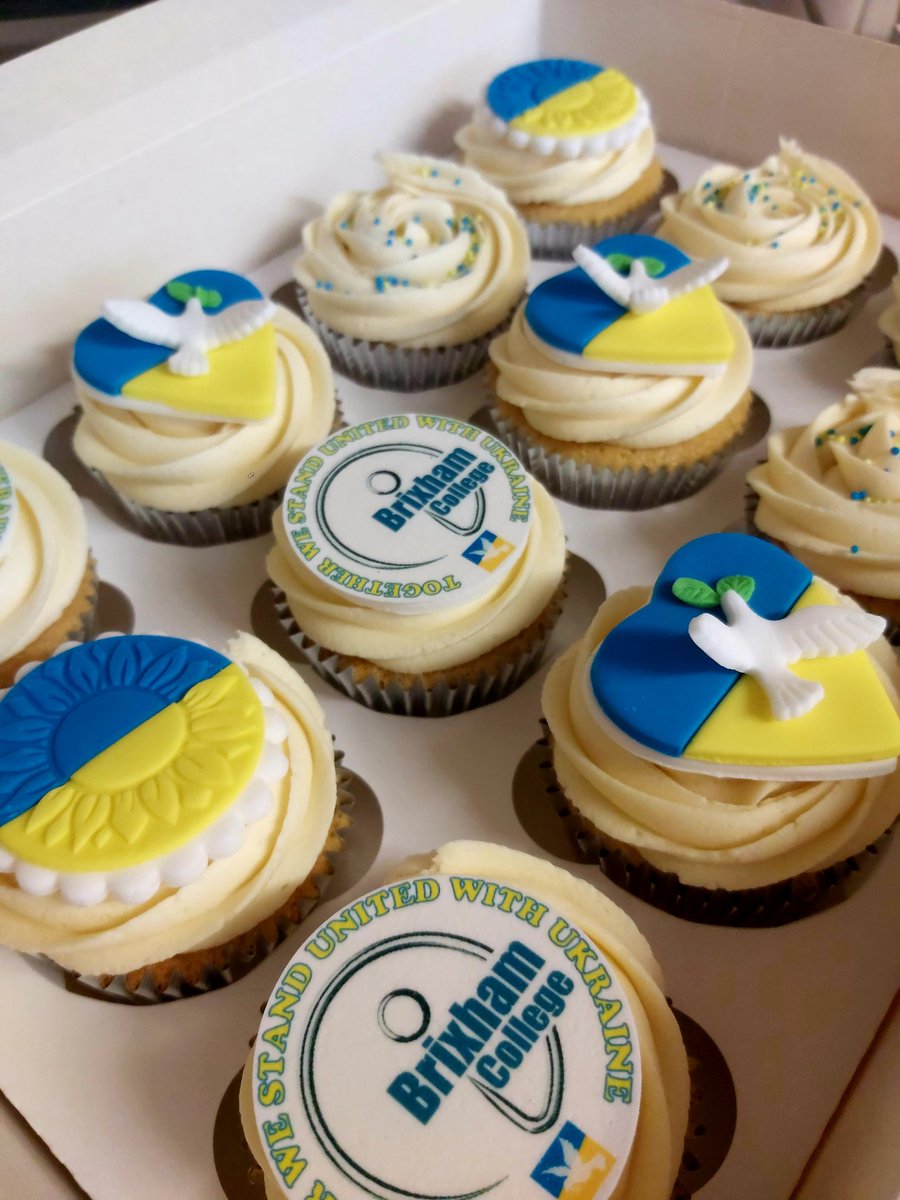 Pattyspiececake's tweet photo. Helping support @brixhamcollege cake sale with their fundraising efforts for the Ukraine today

Slava Ukraine 💙💛

We all stand united with you💙💛 https://t.co/YeVgMwG915