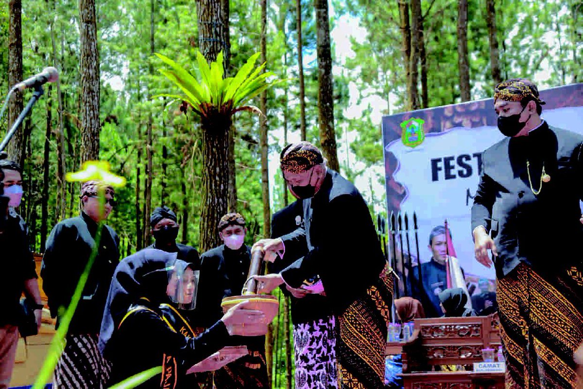 EndarAgusTriyo1's tweet photo. @OfficialiNewsTV
@Official_MNCTV
@TRANS7
@TRANSTV_CORP
@VIVAcoid
@Indosiar
@SCTV
@netmediatama
Prosesi Festival Pring Pethuk Mbayar PBB Sedina Lunas, desa Pekandangan Kec. Banjarmangu kab. Banjarnegara.... https://t.co/PPAPVWHl1z