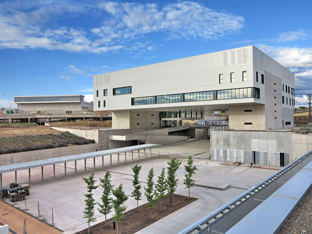 NandoLinares's tweet photo. Linares cuenta desde 2015 con un magnífico Campus universitario que está infrautilizado y que bien empleado puede ayudar a impulsar no solo la comarca Norte,sino también la provincia.
Vamos con un breve hilo
@aytolinares 
@imbrodamelilla 
@juanBravoBaena 
@RaulCaroAccino 
@ujaen https://t.co/2KqS3g89Ey