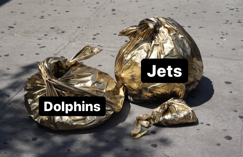 barstoolsports's tweet photo. Tyreek Hill deciding where he wants to become the highest paid receiver https://t.co/IuHJEUDg4L