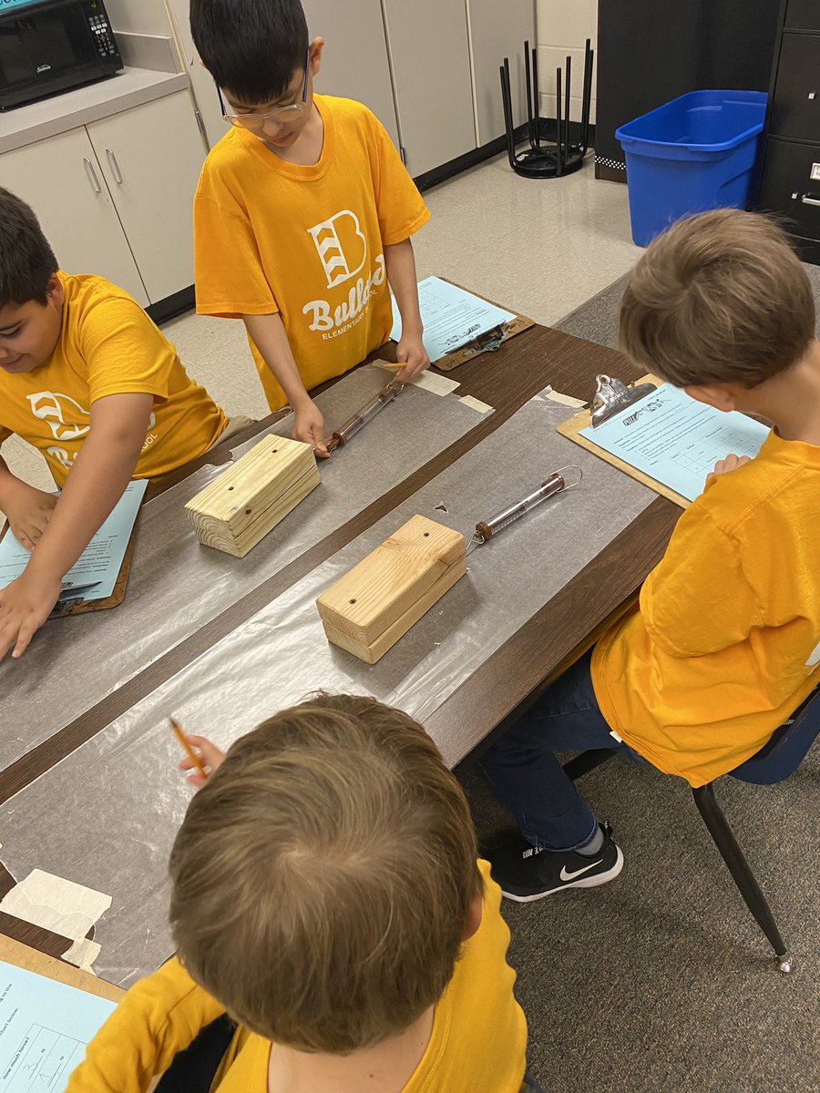 mslamarteach's tweet photo. First rotation- FORCE!! 

How does a surface change the force I need to move an object? 

@bullardbulldogs @STEMcobb @PtsaBullard 

Thank you Mrs. Perry @heller_joanna!

(Our awesome @HungryDietitian &amp; Grams came to volunteer with us today!!! 🤪) https://t.co/ZXdey6lm7y
