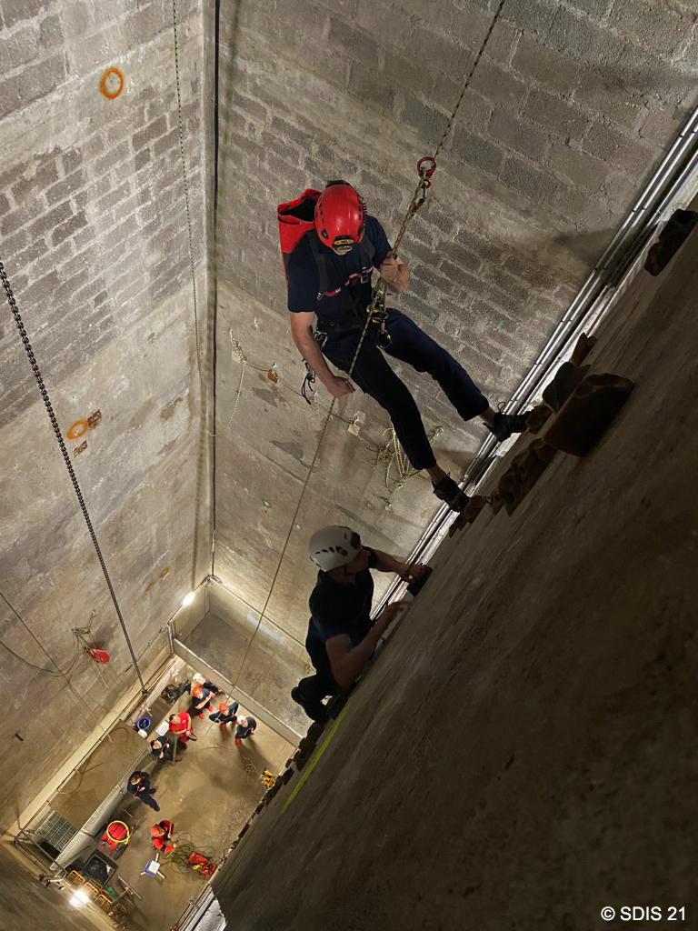 sdis21's tweet photo. 🧗🏼‍♂️ Le 17/03, l'équipe #SMPM du @sdis21 a réalisé une journée de sélection. 12 candidats étaient présents à cette journée alliant escalade, descente en rappel, parcours technique et exploration souterraine. 
7⃣ candidats ont été retenus pour préparer le stage #IMP1. Félicitations! https://t.co/vQ8hjwcwtK