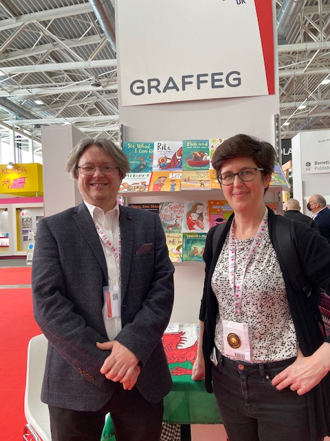 graffeg_books's tweet photo. Catching up with friends old and new at this years Bologna #BCBF22 📚

Huge thanks to @SheerinAswat for your work to get us here! Always a pleasure to see ex-Graffeg @Meggyf who is now doing a PHD in Internationalisation of Children's Publishing in Wales. https://t.co/UCDmpgYn3f