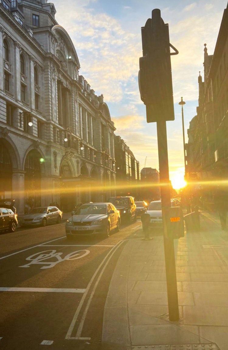 SchmuckHQ's tweet photo. 🌞 #Sunny day in #London, making the most of it ❤️ Where are you right now?

#SummerVibes #NFT #dailymotivation https://t.co/mH9R8k2xZr