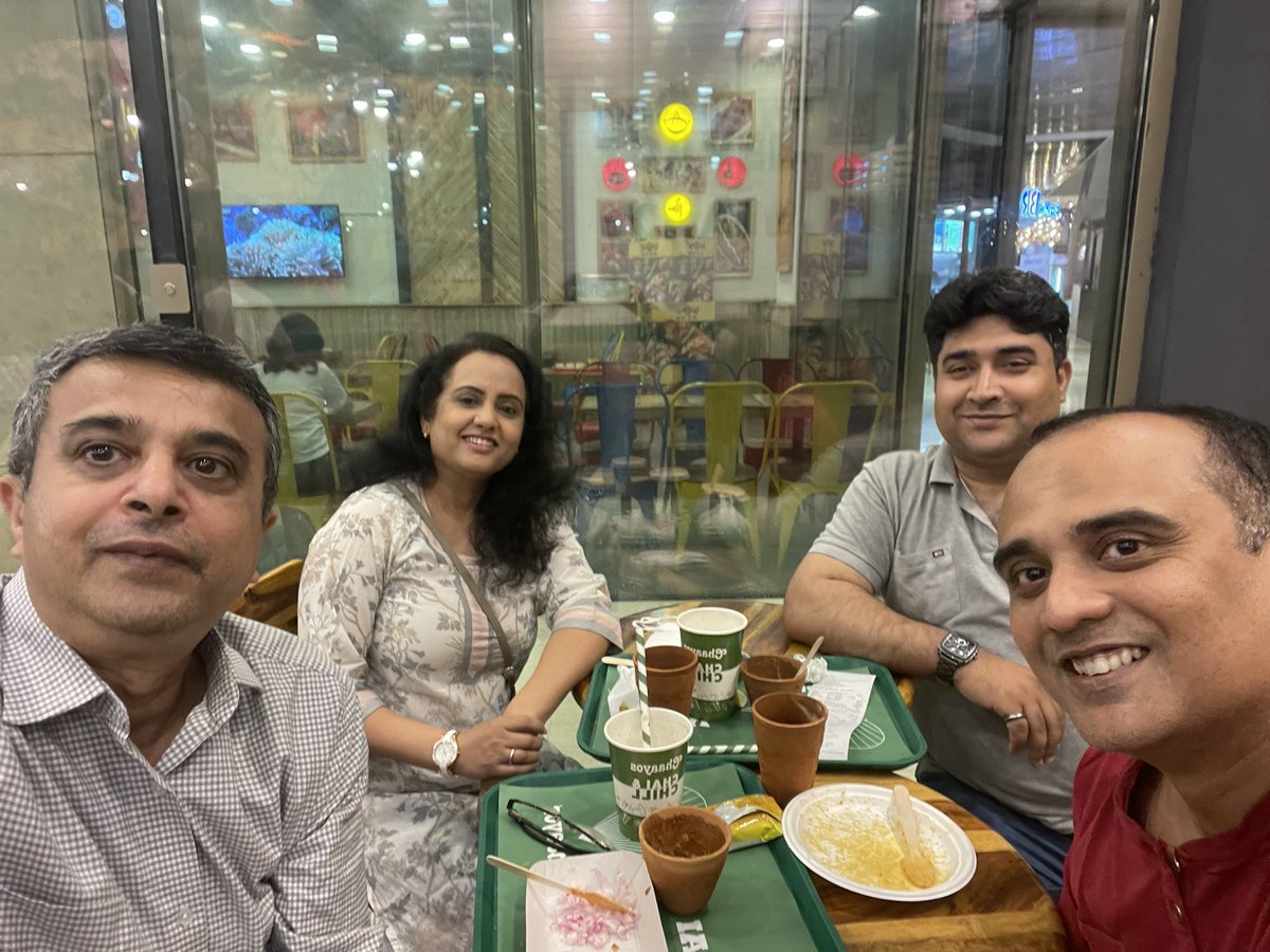 travellerPooja's tweet image. Catching up with colleagues /friends for a cup of chai.... always good to meet likeminded people! #colleagues #chaipecharcha #oldtimesake #OldiesButGoodies @koul_ankush @mochugh