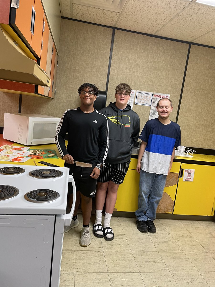 mrs_johnsonksu's tweet photo. Working on knife skills in FACS today!! #TPOD https://t.co/Xed0l6jYzb