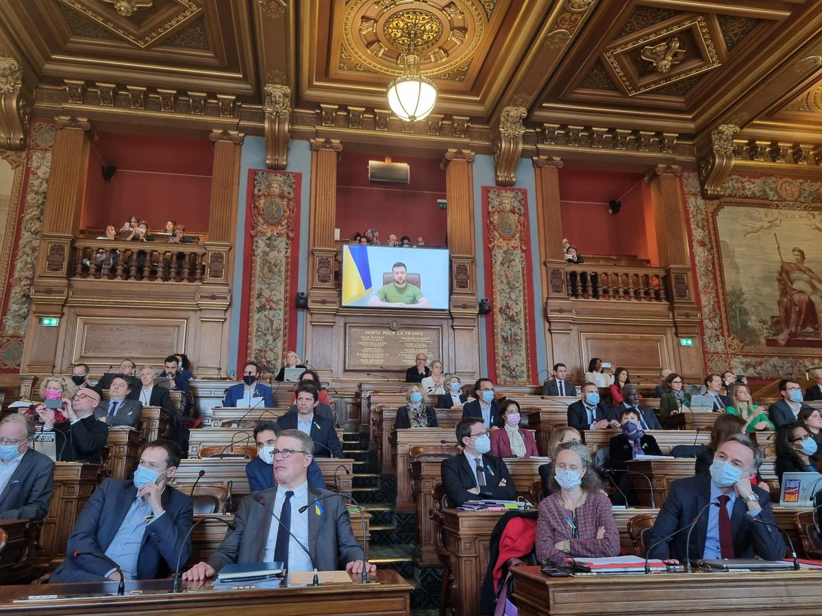 SocialisteParis's tweet photo. Allocution forte du Président @ZelenskyyUa devant l’@AssembleeNat, le @Senat et le #ConseildeParis.

Paris est solidaire, mobilisée aux côtés de l'Ukraine et du peuple ukrainien.

#StandWithUkraine 🇺🇦 https://t.co/iJRF58HiKd