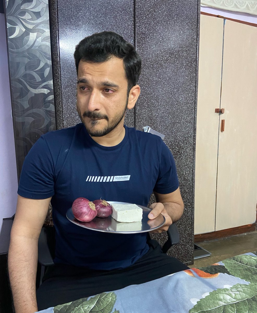 rishav_sharma1's tweet photo. Kuchh nahi bhai wo Zomato 10 min delivery se ‘Paneer Do Pyaza’ order kiya tha https://t.co/lh3JqWVs5p