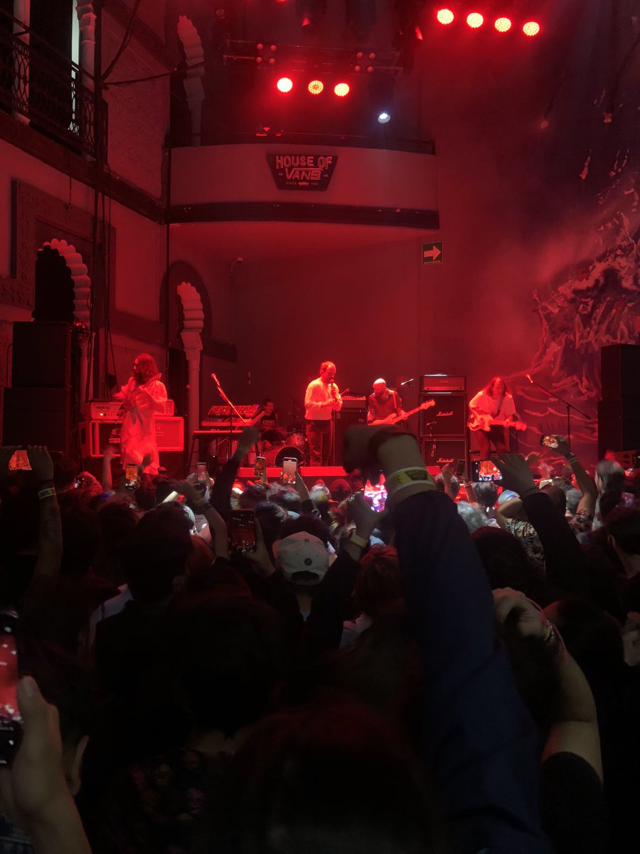 anunakis1309's tweet image. Ayer la rompieron en house of vans  #Poderosoycordial