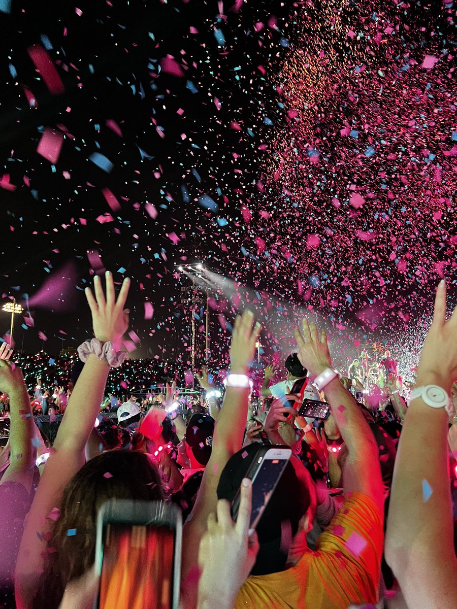 Samanthagiha's tweet photo. Anoche viví una de las mejores experiencias de mi vida, gracias por este mágico concierto @coldplay #ColdplaySantoDomingo https://t.co/bgmwNMPtLh