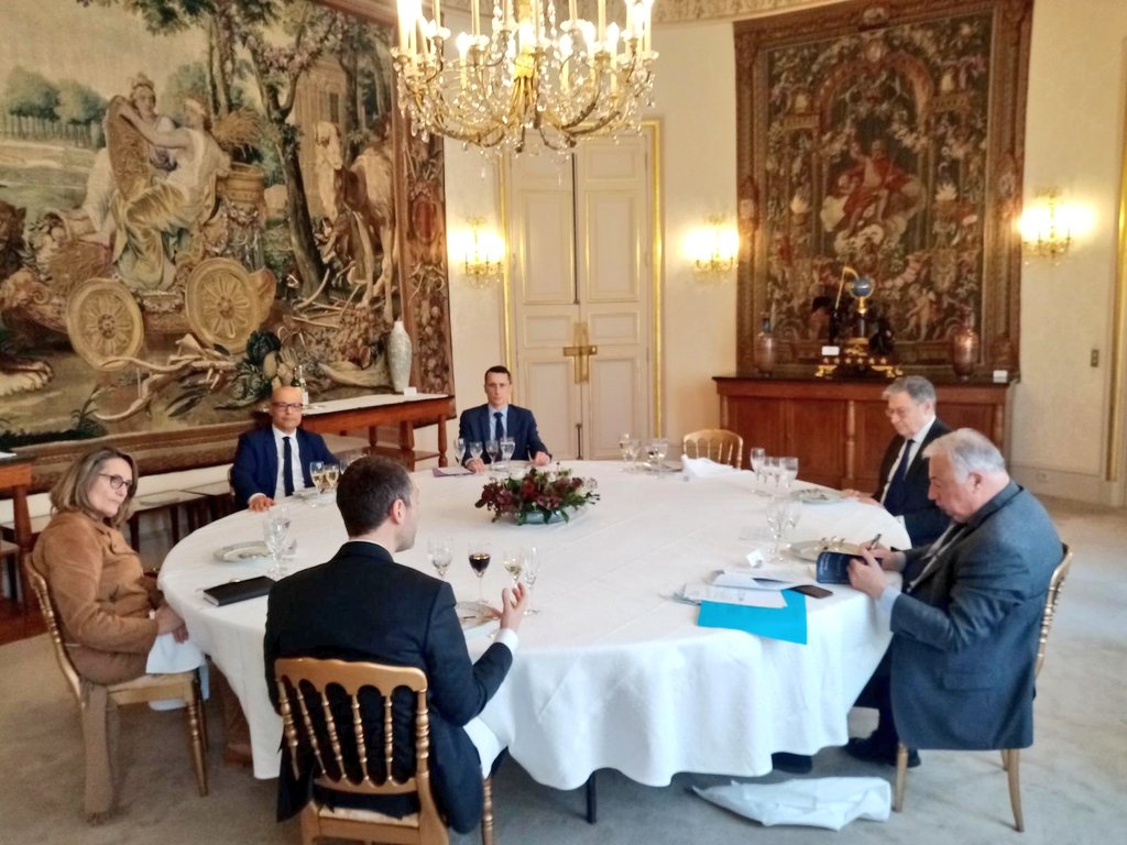 Avec le <a href="/medef78/">MEDEF YVELINES 78</a> au <a href="/Senat/">Sénat</a> ppur évoquer les attentes des entreprises du département et le soutien du <a href="/medef/">Mouvement des Entreprises de France</a> national.
Merci au Président <a href="/gerard_larcher/">Gérard Larcher</a> et à la Présidente de la Commission des Finances <a href="/sophieprimas/">Sophie Primas</a> de leur écoute et accueil. <a href="/Les_Yvelines/">Les Yvelines</a>