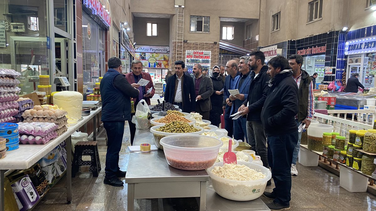 BaglaraDeva's tweet photo. Bağlar İlçe Teşkilatı Koordinatörümüz @AhmetDelidolu8 ve ilçe yönetimiyle beraber bağlar peynirciler pazarında esnafla bir araya gelip esnafın sorunlarını dinledik ve Broşürlerimizi dağıtıp partimizin tanıtımını beraber gerçekleştirdik… https://t.co/kMZUg3c32W