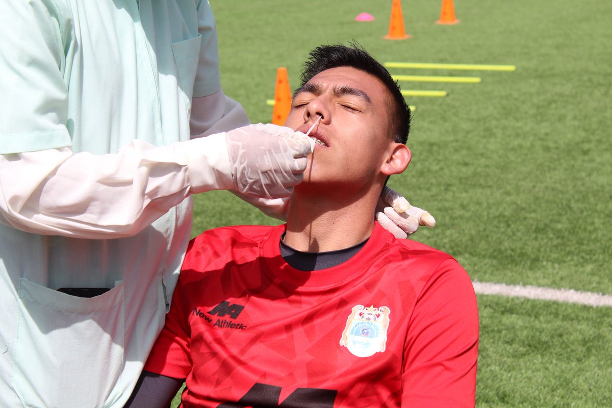 BinacionalFC's tweet photo. 📸| Nuestro plantel fue sometido a pruebas antígenas para descarte de COVID-19.
Agradecemos a la Clínica Teosalud DR. Adriano Castillo por estar siempre al cuidado de todo el plantel profesional
#DaleBi #PorElSur #NoDejesDeCuidarte 💪💪🔵⚪ https://t.co/czdfFe8CJV