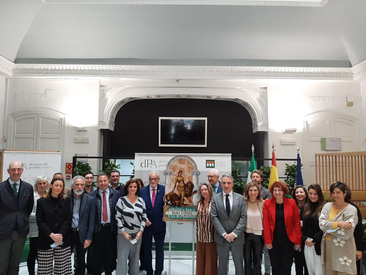 Entrega del Escudo original de #Andalucía por <a href="/eliasbendodo/">Elías Bendodo</a> y Rocío Blanco a la sede del <a href="/DefensorAndaluz/">Defensor P. Andaluz</a> realizado por la <a href="/EscuelArtesanos/">EscuelaFormArtesanos_Gelves</a> de #Gelves. En vísperas del 40 aniversario del Defensor, que mejor regalo, símbolo de unidad, la defensa y compromiso con nuestra tierra