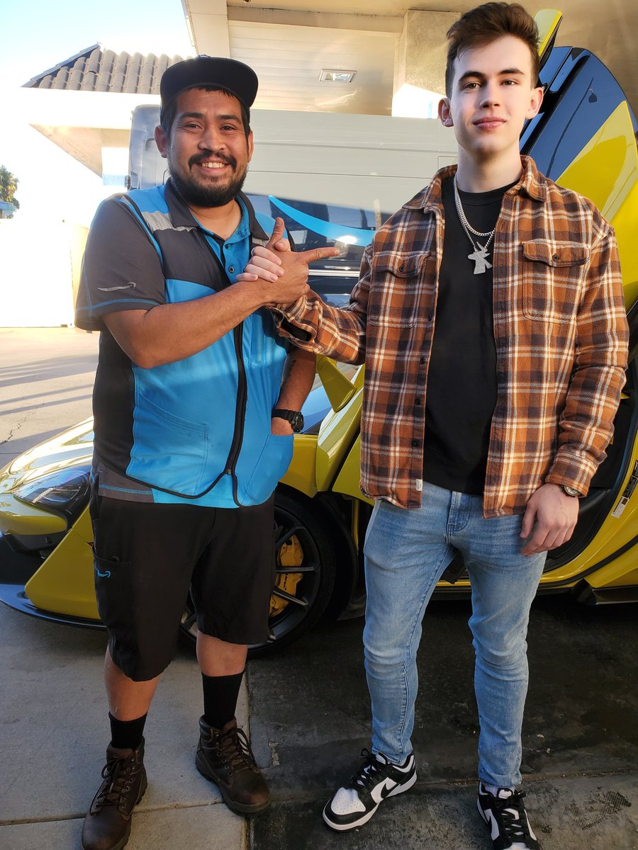 Overt_213's tweet photo. Thank you for making my day yesterday @amustycow. Great player and person. Best of luck to you my friend. 🐐 #rocketleague https://t.co/uh2bLQUweQ
