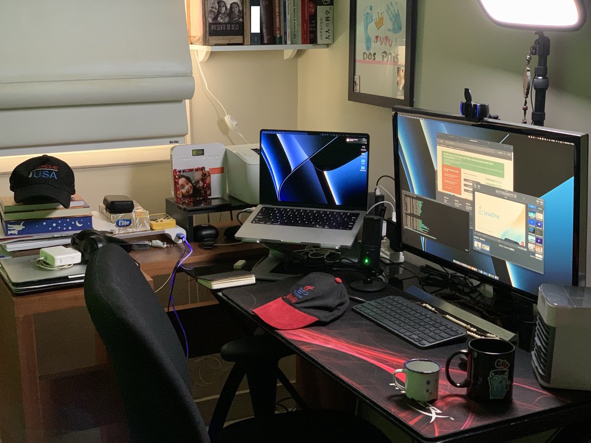 pasimoes's tweet image. 🖥 Today setup for @TheDevConf 2022 Connections. @Oracle Room commanded by my Master @marcossungaila.  🗣 Talking about: #EventMesh @OracleDatabase #OracleTEQ #Microservices #EventStorm @java 18 @JavaOneConf 

#Java #JavaOne #MovedByJava #TheDevConf #TDC2022