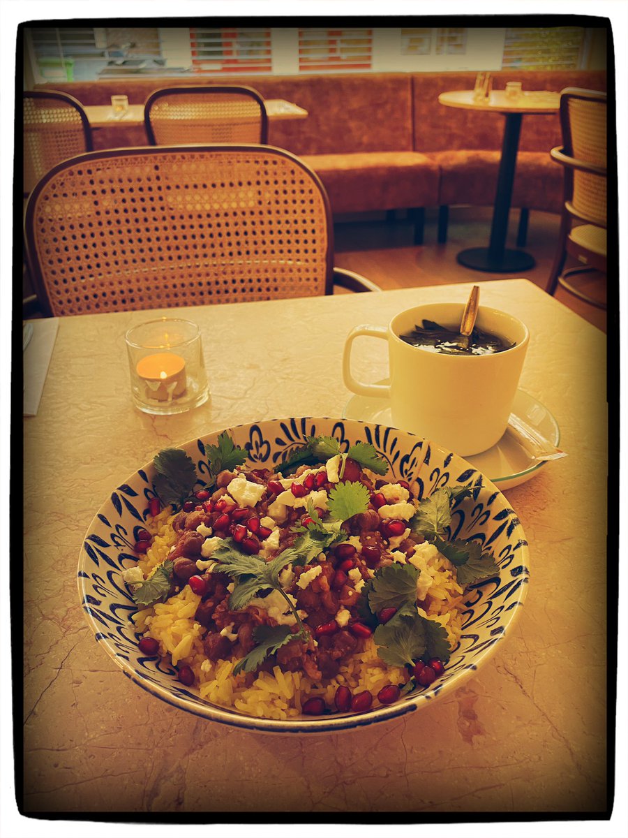 Ramsaran_N's tweet photo. Dinch-dag bij Bombina 🍵🍲
Heerlijke kikkererwten met saffraanrijst met feta en koriander.
Nu nog een toetje uitzoeken voor thuis 😊
#Gezond #Lekker #Lunch #Diner #Dinch #Delft https://t.co/jHmTW4MnPN