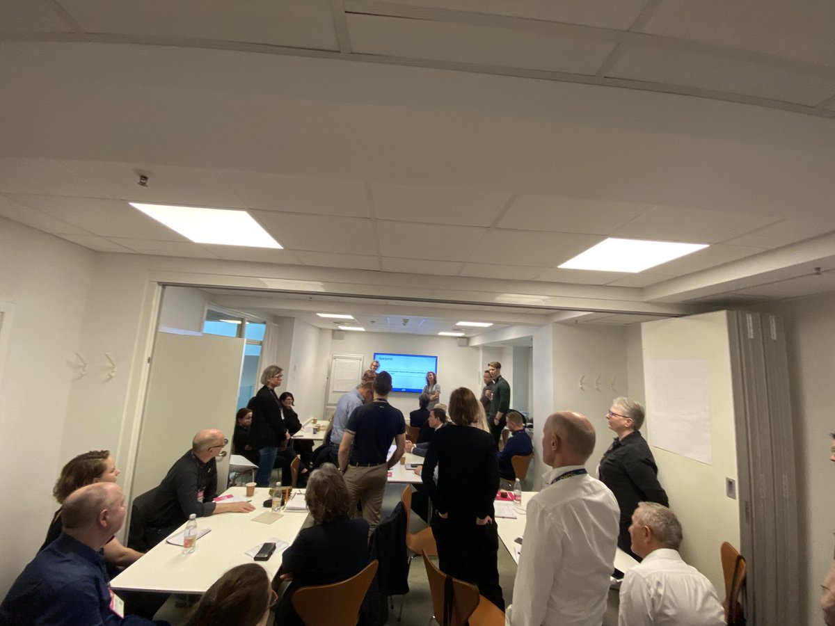 TKristmar's tweet photo. Fuldt hus til beredskabssession på #offdig2022 fra ⁦@DITdanskIT⁩ med ⁦@tinetux⁩ og Sarah Aalborg https://t.co/YQGcCFqtOg
